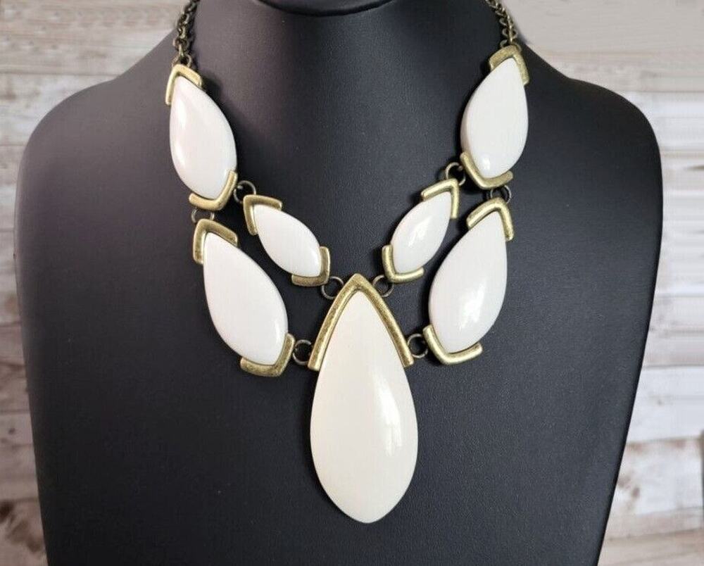 Vintage Necklace - Cream & Antique Gold Tone Statement Necklace